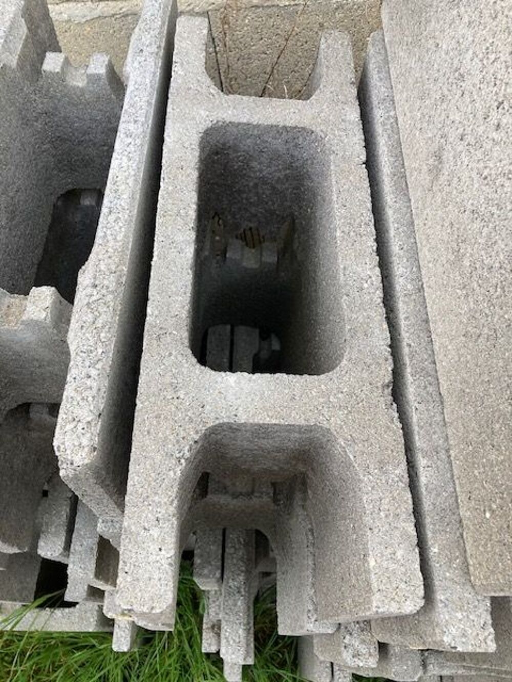 Parpaings creux en b&eacute;ton gris Bricolage