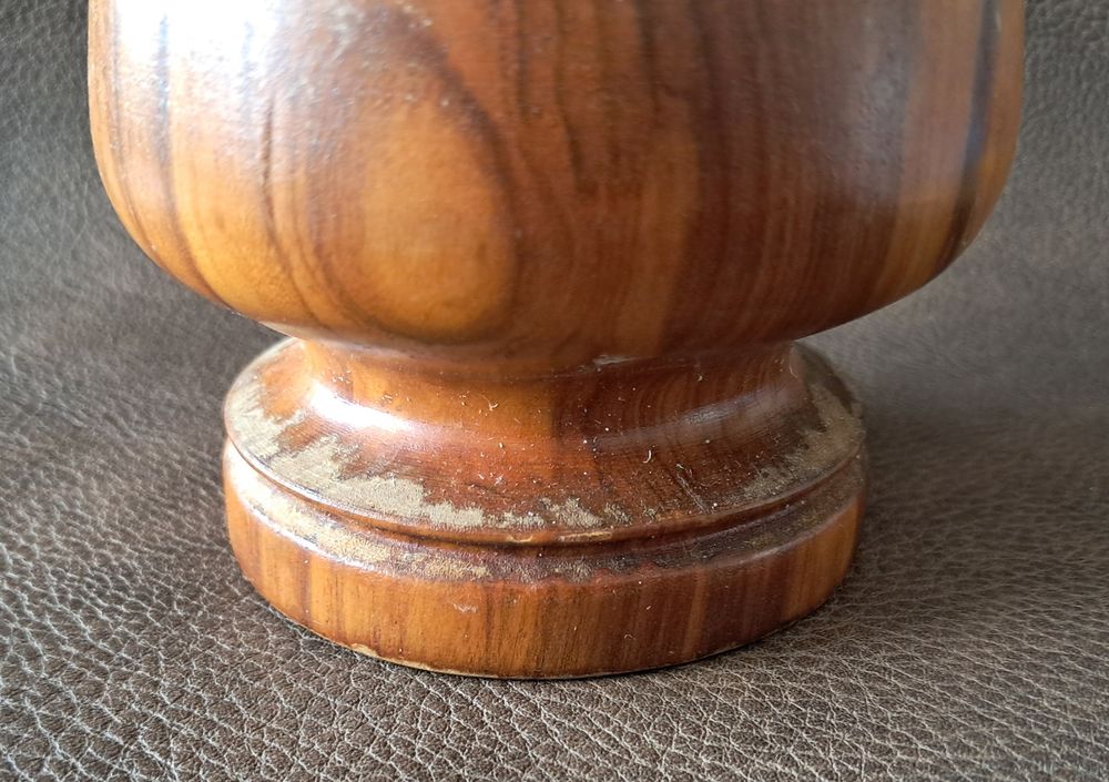 creuset et pilon en bois tourn&eacute; ancien vintage Décoration