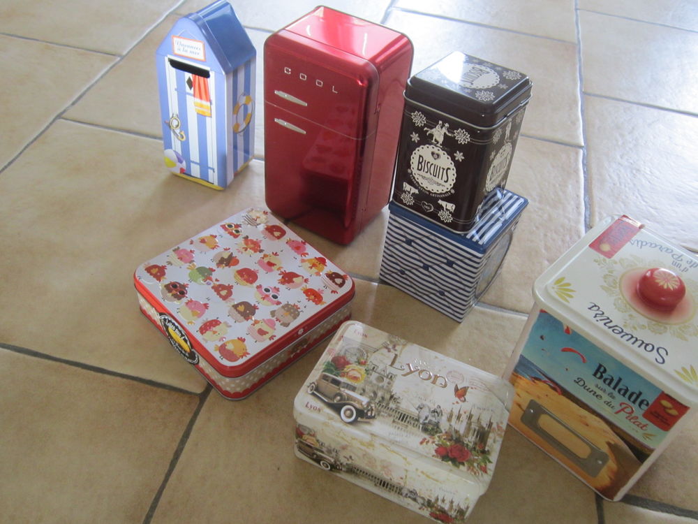 Lot de 11 belles bo&icirc;tes en m&eacute;tal vides Décoration