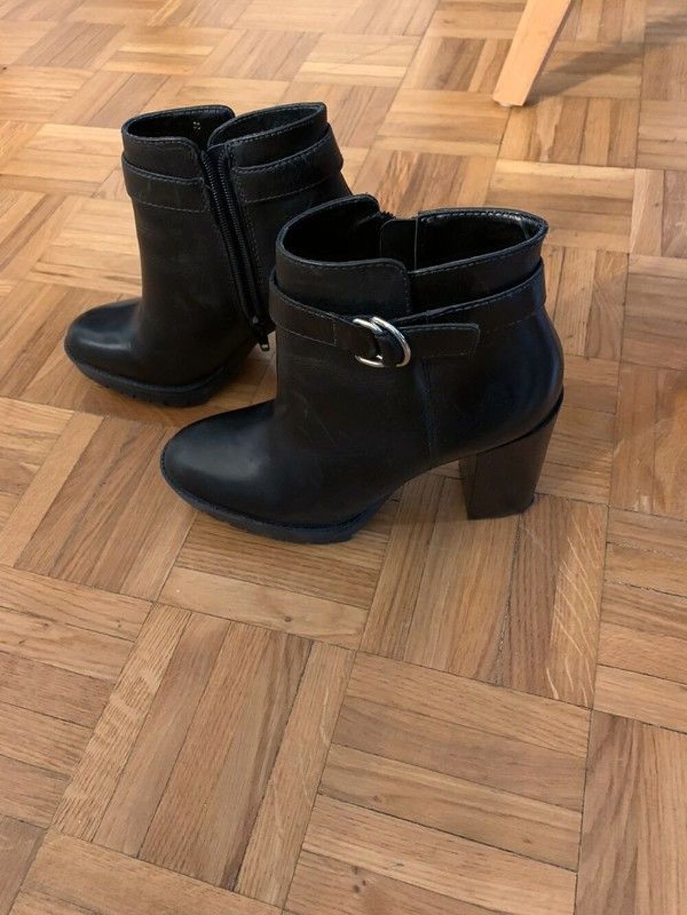 Paire de bottines en cuir noir - San Marina Chaussures