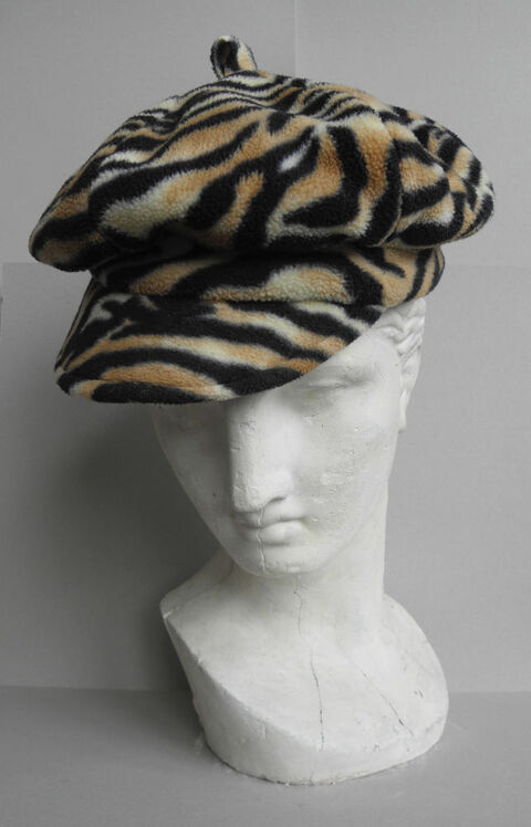 Plusieurs chapeaux. 10 Paris 13 (75)