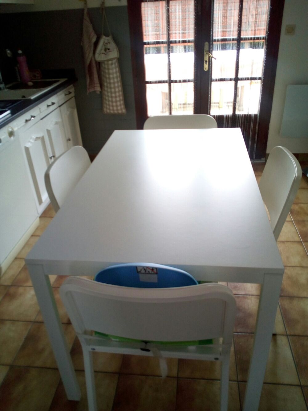 une table de cuisine et 4 chaises tr&egrave;s propre Meubles