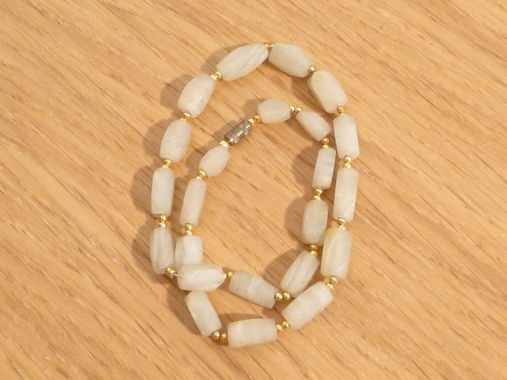 Collier en Pierre Beige et Petites Perles Dor&eacute;es- Neuf Bijoux et montres