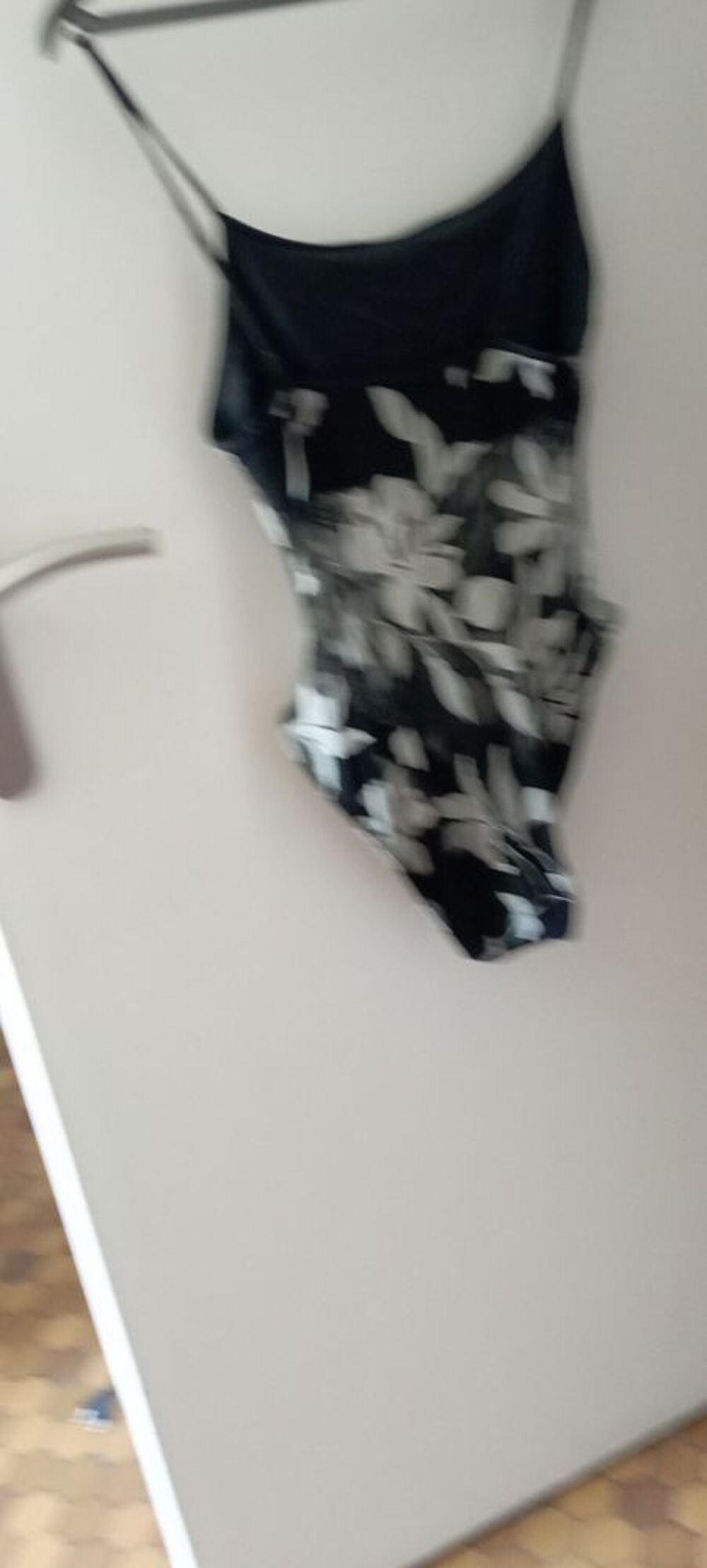 Jolis maillots de bain en tr&egrave;s bon &eacute;tat dont un neuf . Vêtements