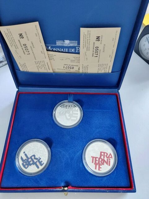 superbe coffret complet avec certificats de 3 pieces argent
150 Talant (21)