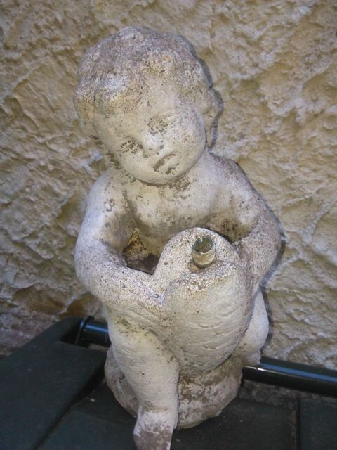 Statue fontaine de jardin: chérubin ou putti assis sur un da 50 Roquefort-les-Pins (06)