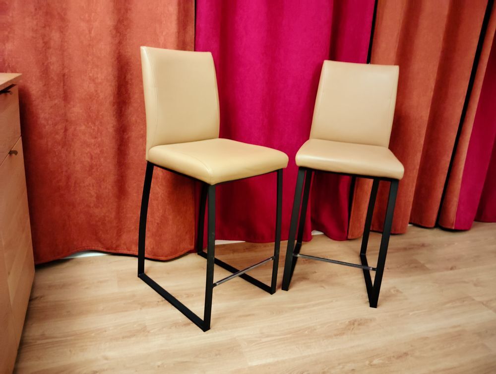 Table haute rectangulaire et 2 chaises hautes Meubles