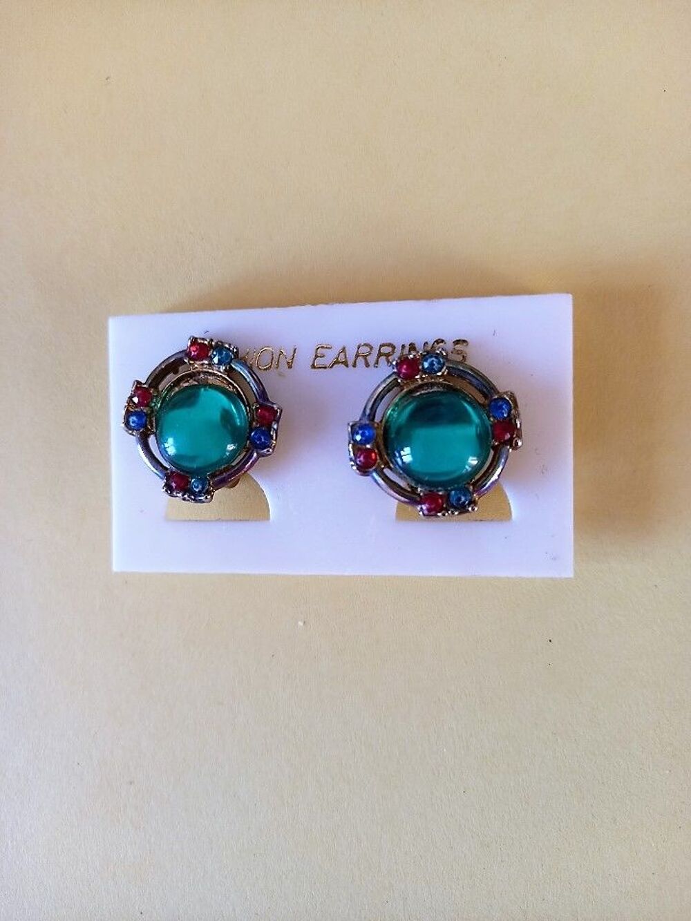 Boucles d'oreille fantaisie pierre synth&eacute;tique verte Bijoux et montres