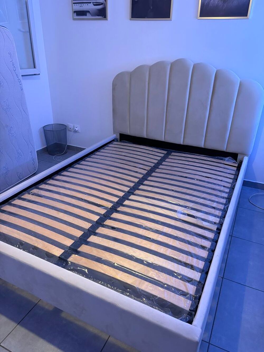 lit 190*140 en velours beige Meubles