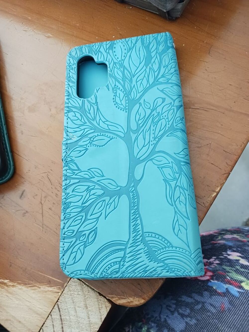 &Eacute;TUI EN CUIR VERT MOTIFS Téléphones et tablettes