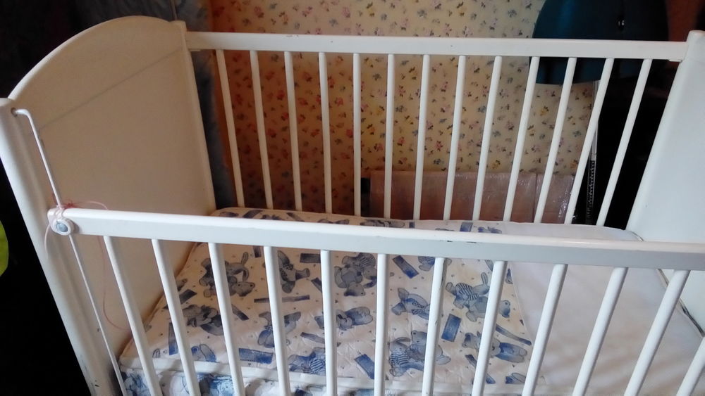 Lit en bois blanc et avec tour de lit Pu�riculture