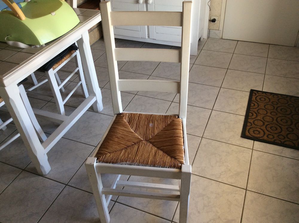 chaises en bois avec assise en paille. Meubles