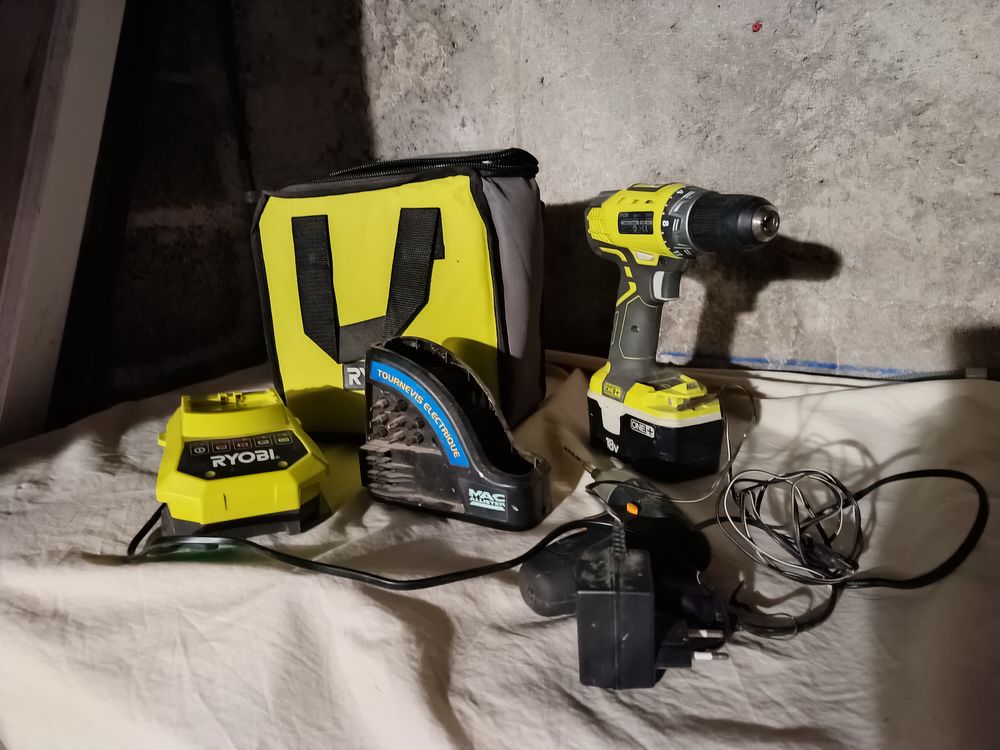 Perceuse tr&egrave;s peu utilis&eacute; voir photos Bricolage