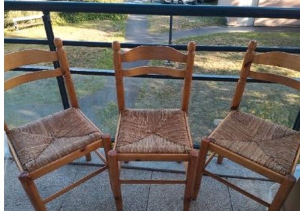 3 Chaises de cuisine en pin . Assise confortable Meubles