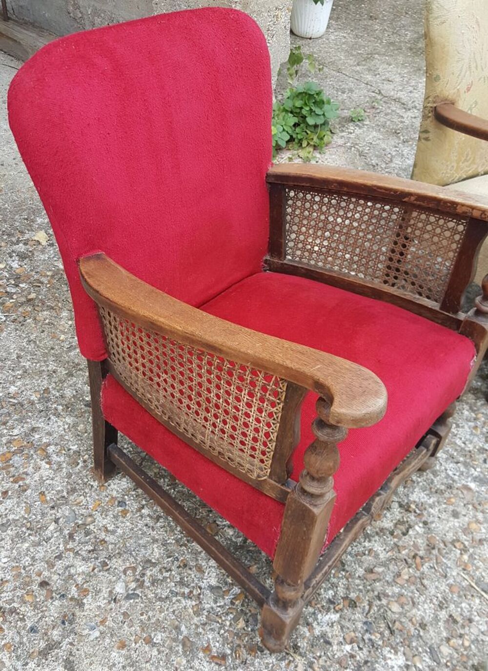 Fauteuil de chemin&eacute;e en l'&eacute;tat Meubles