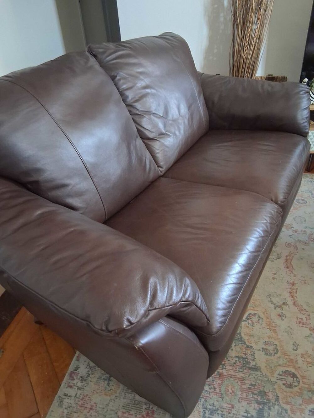 2 canap&eacute;s cuir marron en bon &eacute;tat 270€ chaque ( &agrave; l unit&eacute; ou ensemble). &agrave;€ r&eacute;cup&eacute;r&eacute; sur place. R&egrave;glement en esp&egrave;ces uniquement. Meubles