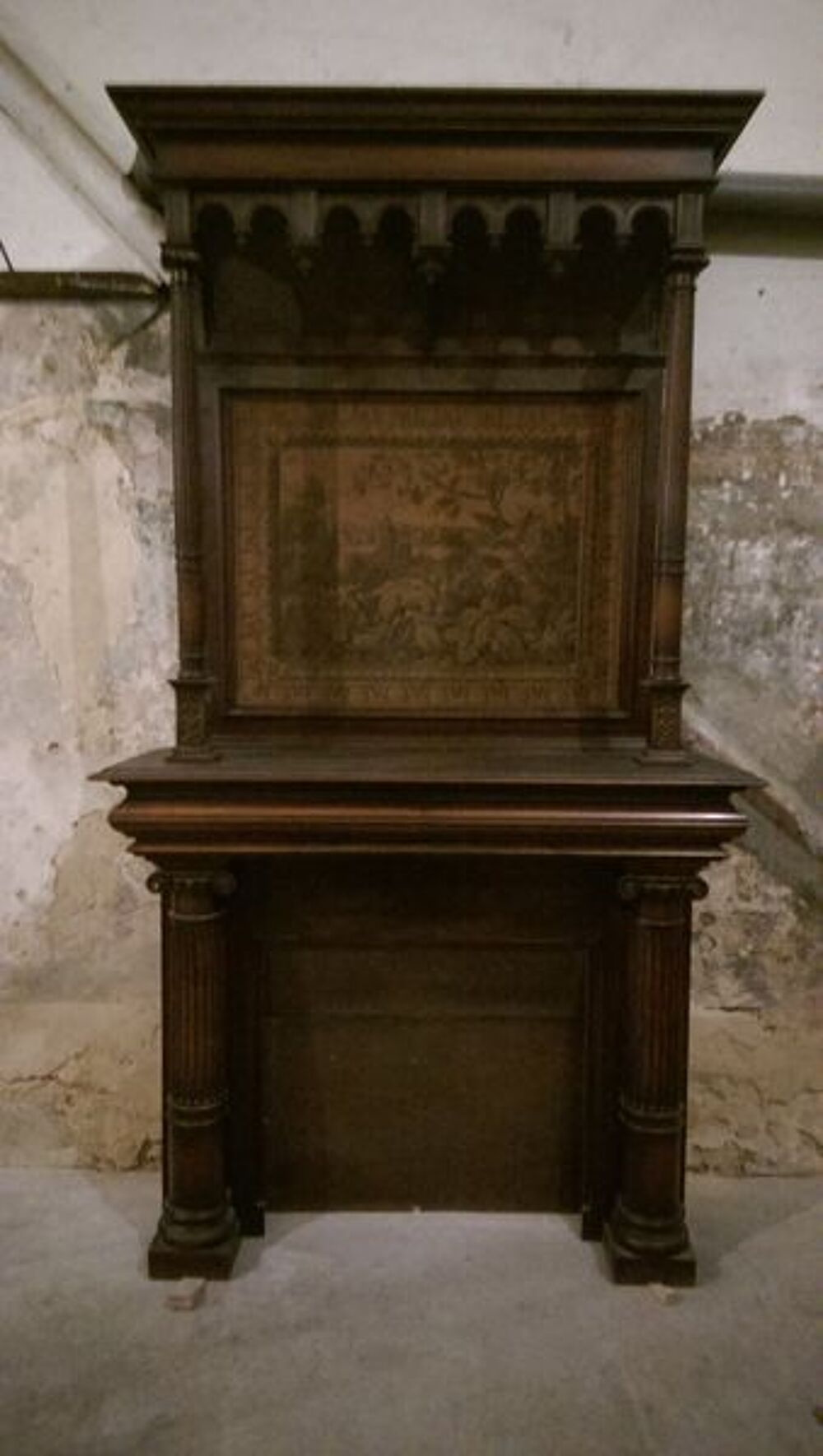 Devant de chemin&eacute;e en bois avec une tapisserie Dcoration