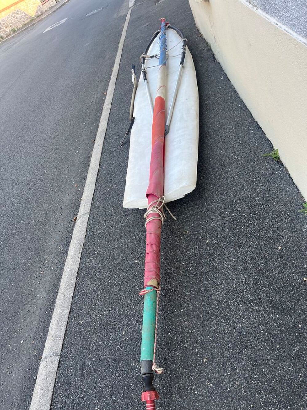 Planche &agrave; voile , longueur de planche de 3m90 plus arceau .. Sports