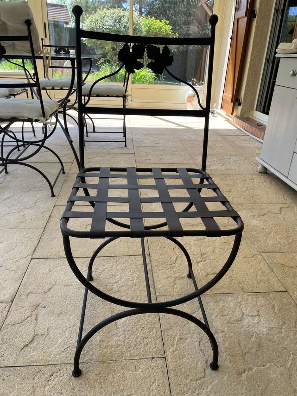 Table en fer forg&eacute; lourd et robuste style travaill&eacute; + 6 chai Meubles