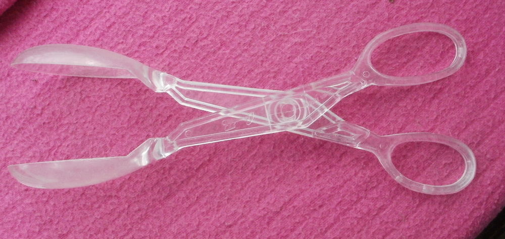 Couverts, Pince &agrave; salade en plastique - vintage Cuisine