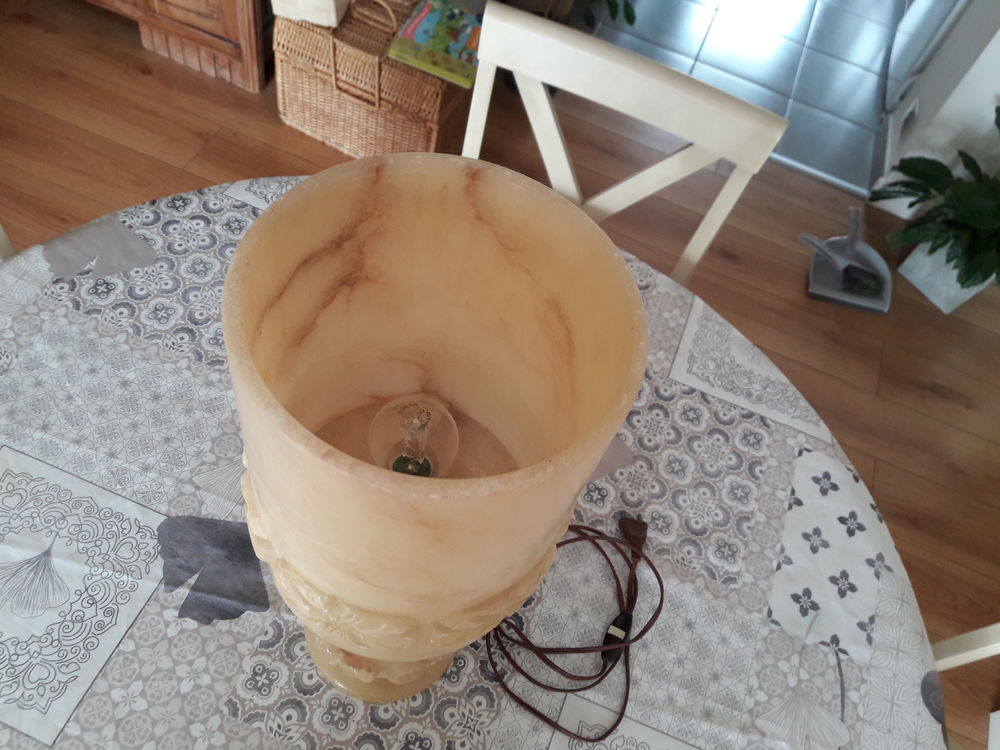 Lampe en alb&acirc;tre.
Décoration
