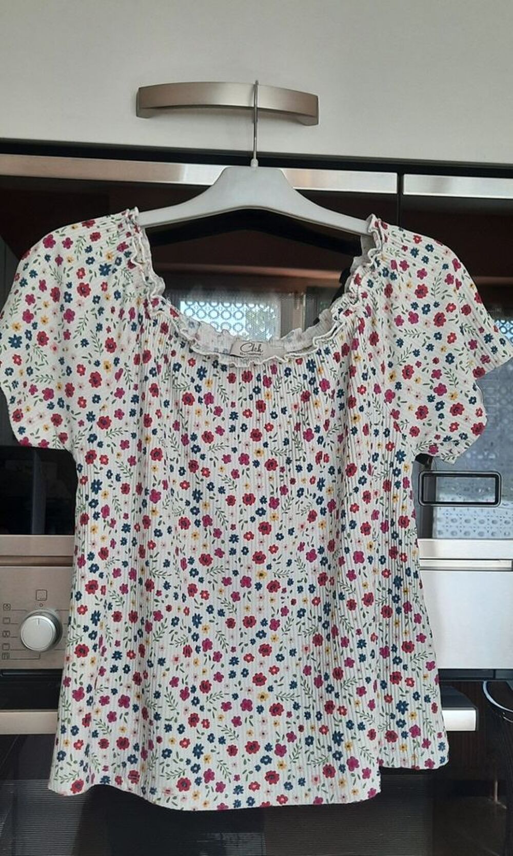 Joli tee-shirt fleuri Clockhouse taille M - En tr&egrave;s bon &eacute;tat Vêtements