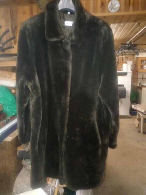 MANTEAU FOURRURE ACRYLIQUE DAMART TAILLE 46 BON ETAT 30 Levainville (28)