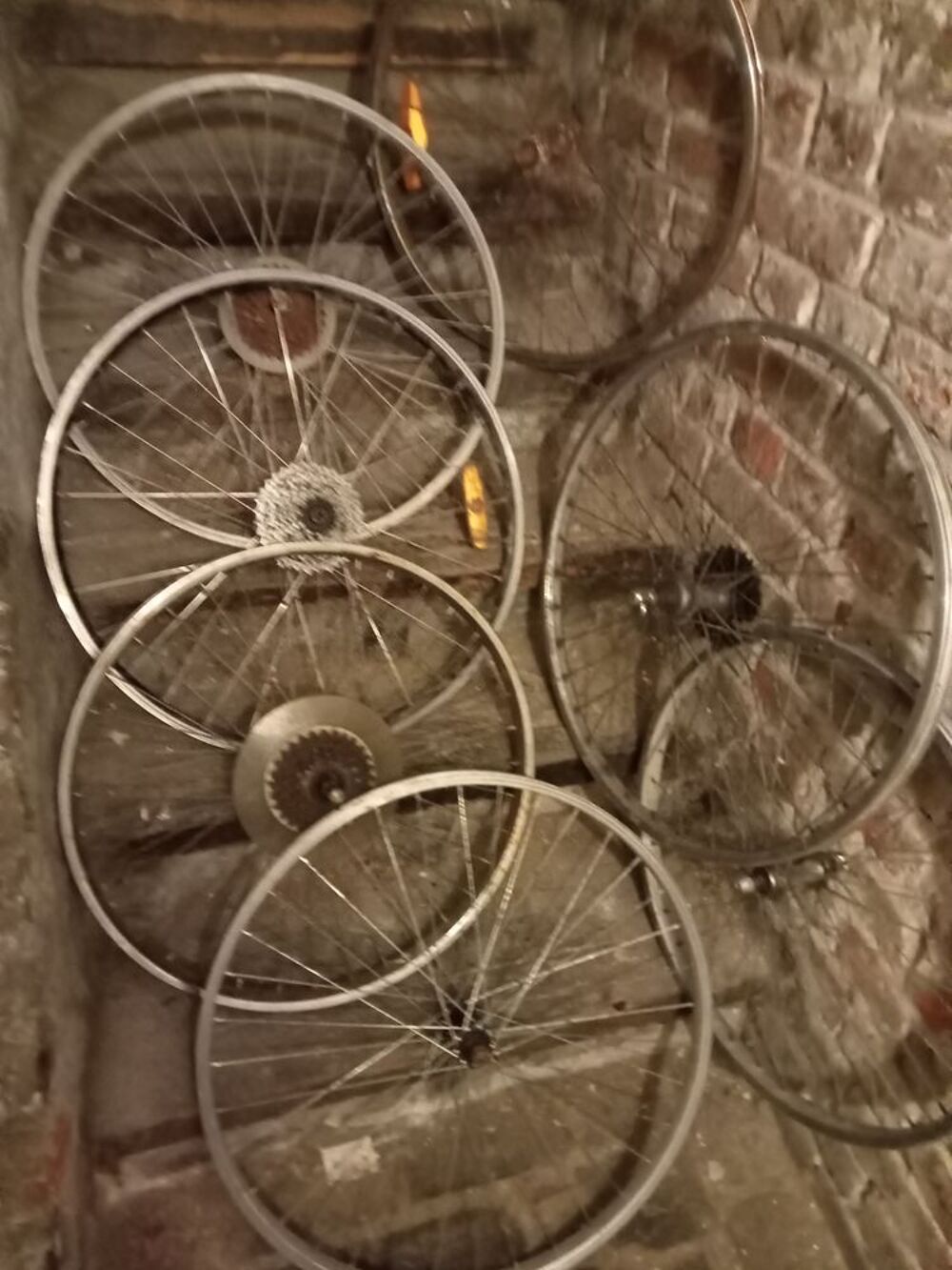 plusieurs roues de velos toutes dimentions Vélos