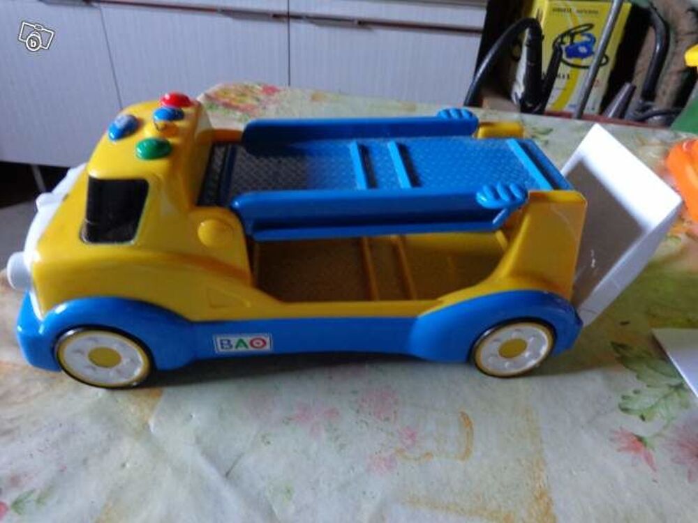 camions plastique et bois Jeux / jouets