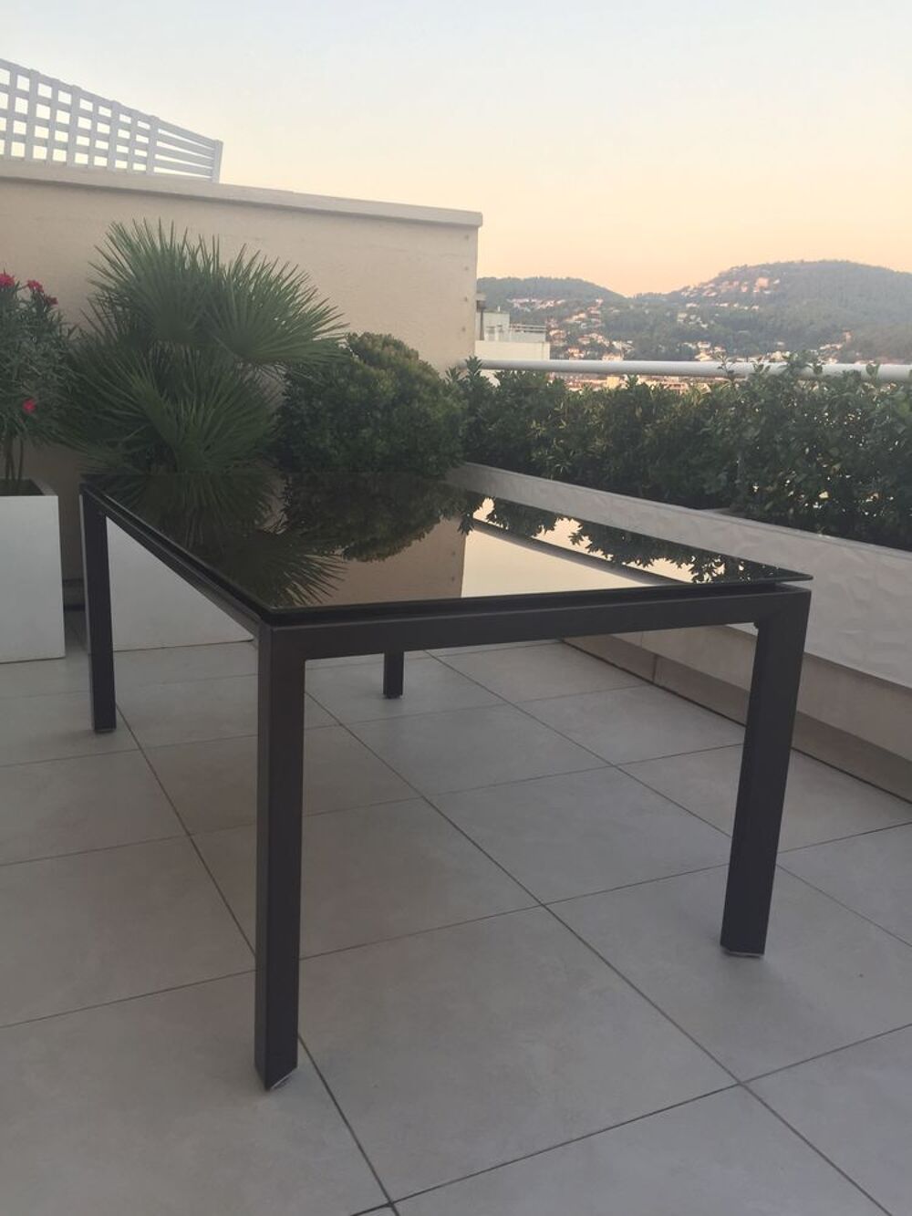 table de jardin plateau verre marron 
Jardin