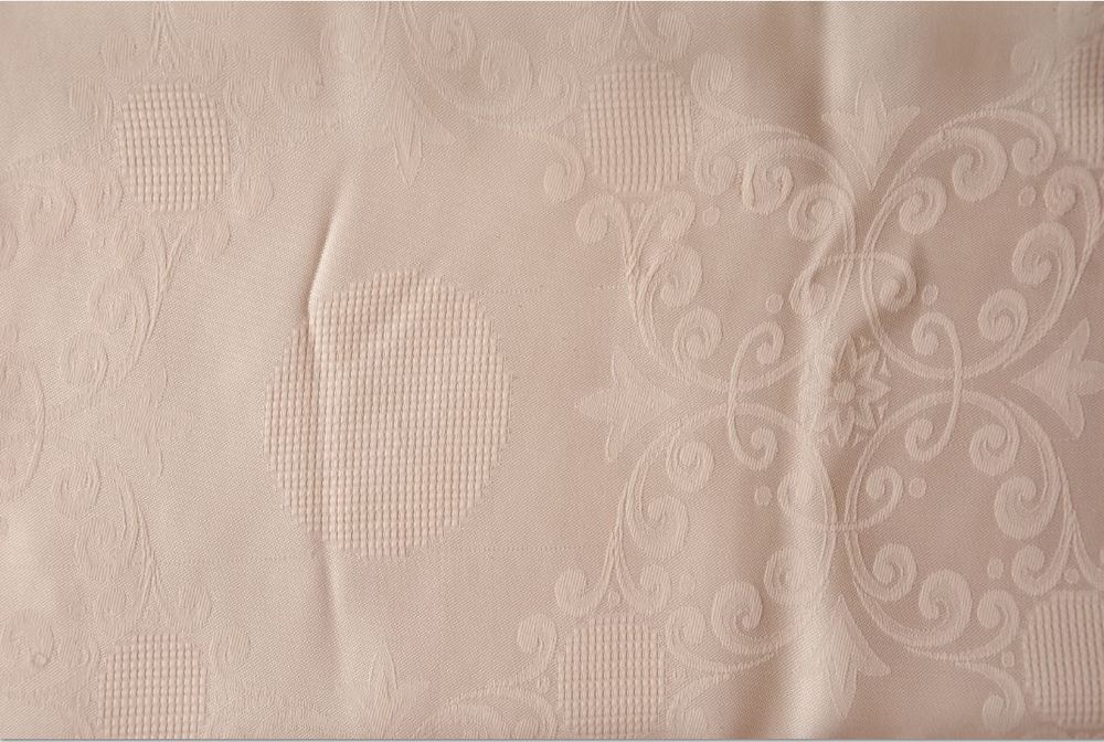 2m45 x 1m40. Nappe ros&eacute;e. Rectangulaire. Avec 12 serviettes Décoration