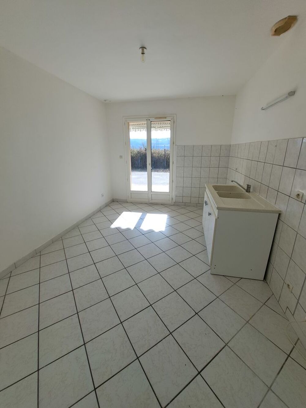 Location Maison Maison 5 pièces à louer à CHATEAUNEUF SUR ISERE. Châteauneuf-sur-isère