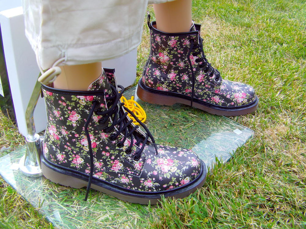 Chaussures noire fleurie pointure 40 Chaussures