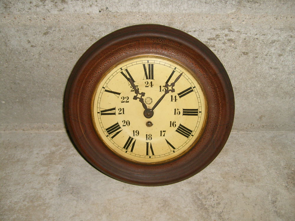 Ancienne pendule murale en t&ocirc;le Décoration