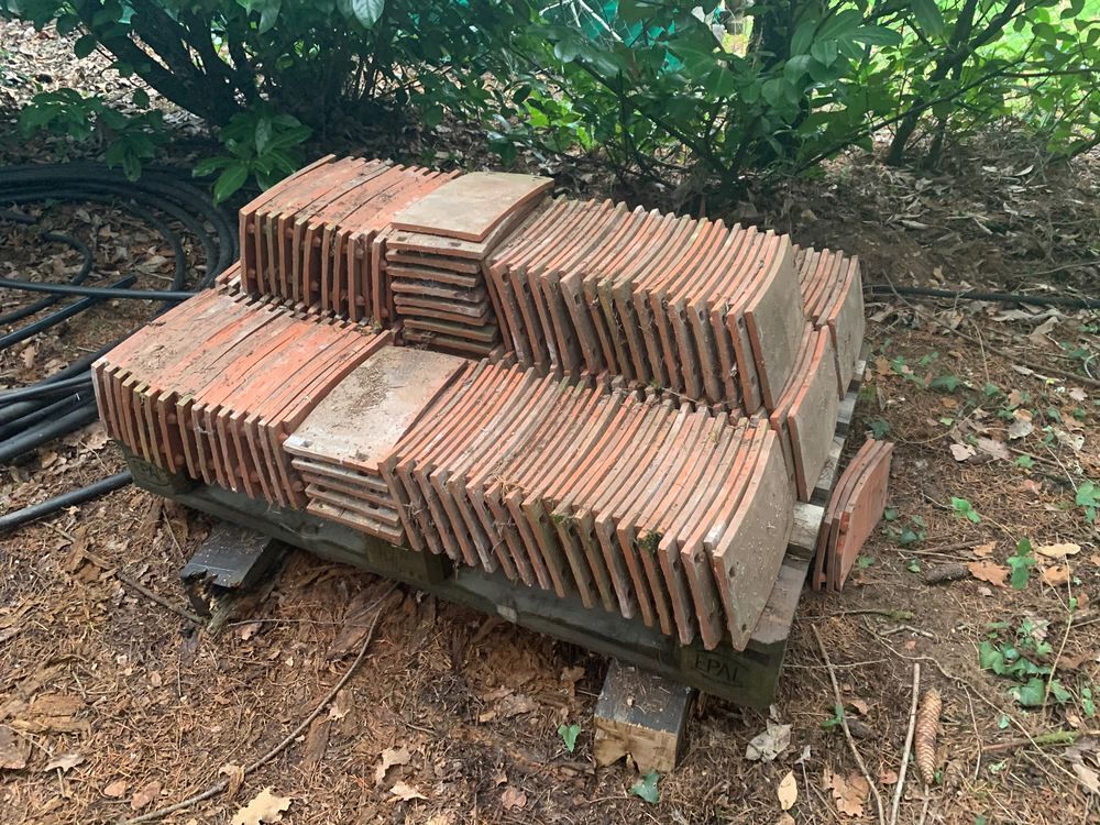 Lot de plus de 300 Tuiles Imerys Sainte Foy Nivernaise Bricolage