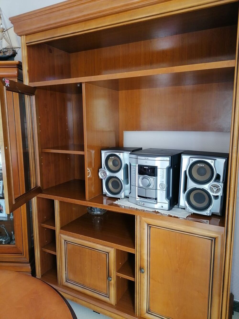 Buffet en bois couleur acajou, avec plateau TV Meubles