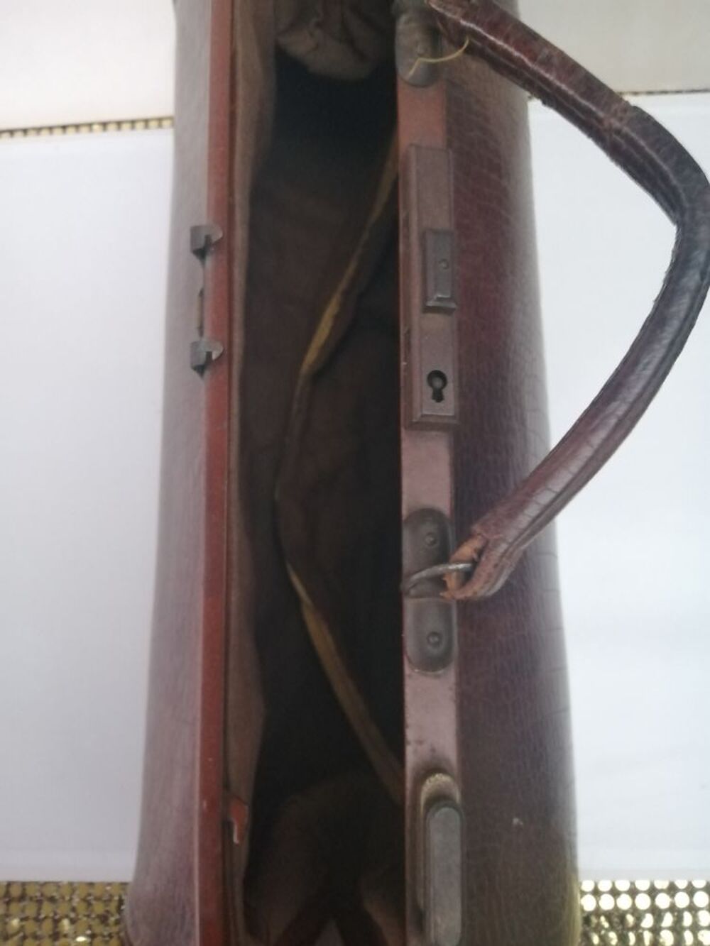 Sacoche de m&eacute;decin en cuir de crocodile gaufr&eacute; Art d&eacute;co. Maroquinerie