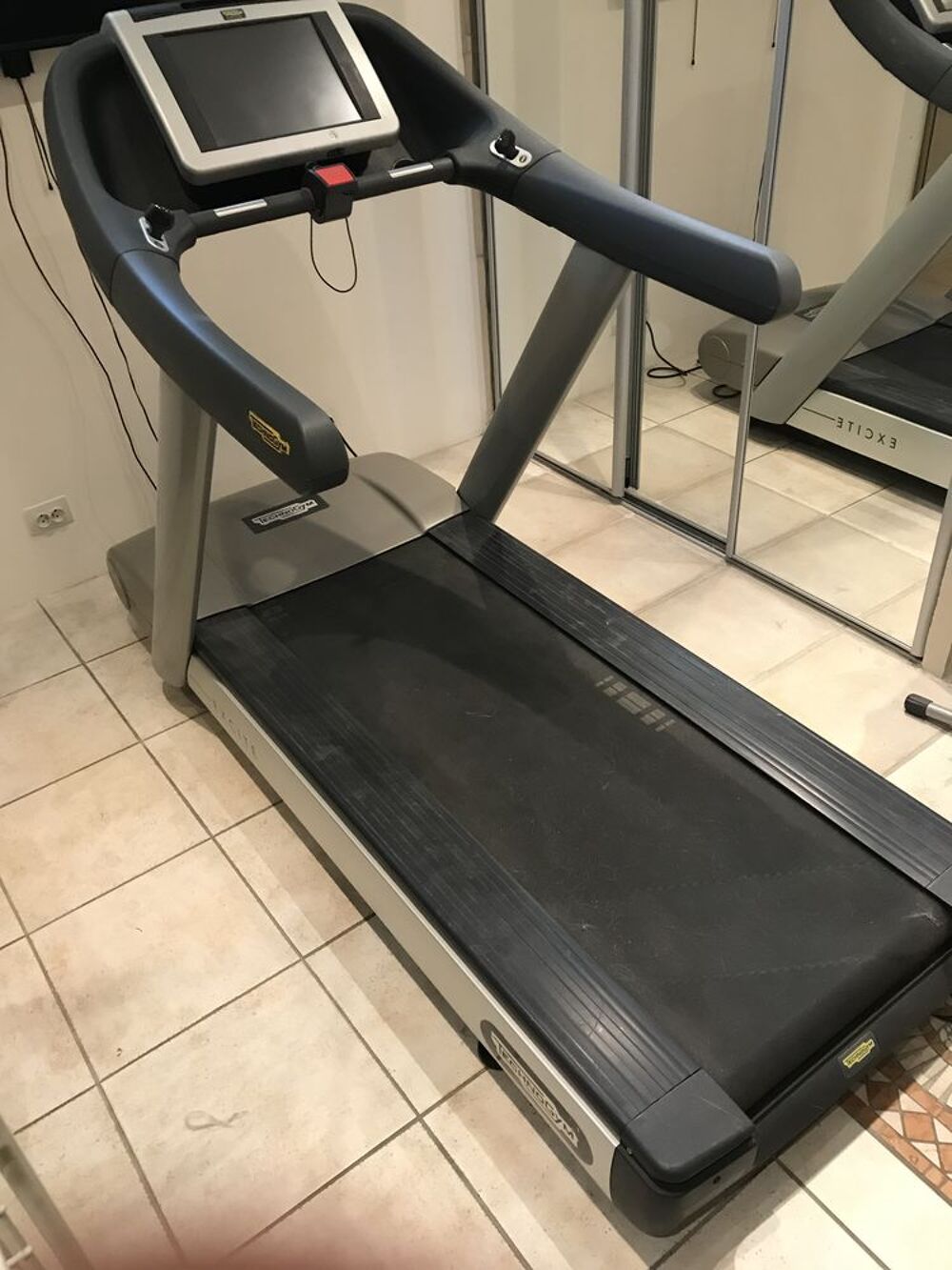 TAPIS DE COURSE PROFESSIONNEL TECHNOGYM RUN 900F DVB TV Sports