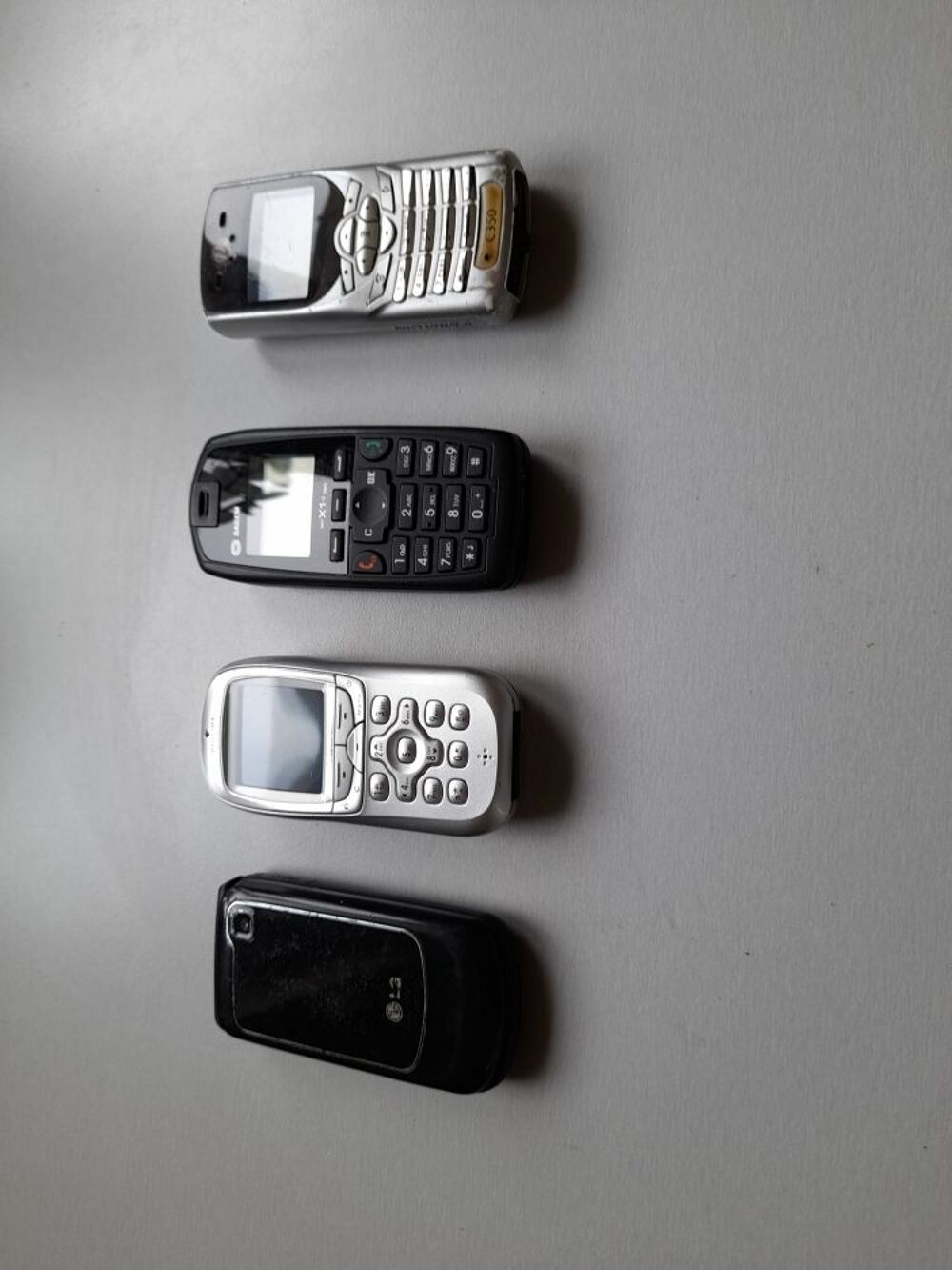 4 t&eacute;l&eacute;phones portables vintage Téléphones et tablettes