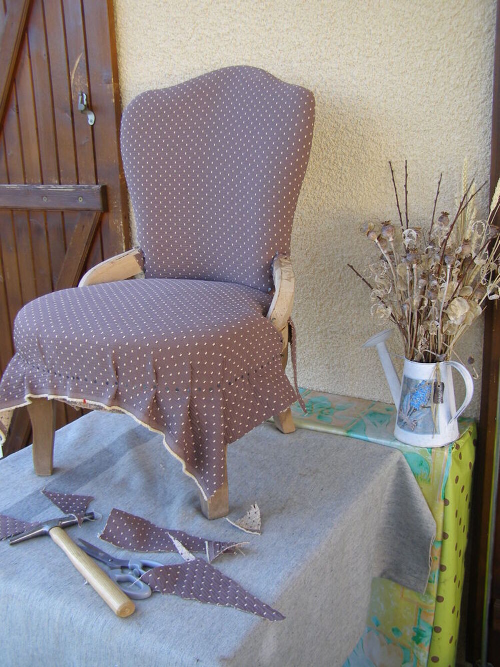 Petit fauteuil ancien de style. Restaur&eacute; traditionnellement Meubles