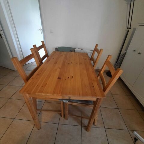 table salle   manger en pin avec 4 chaises 50 Ville-la-Grand (74)