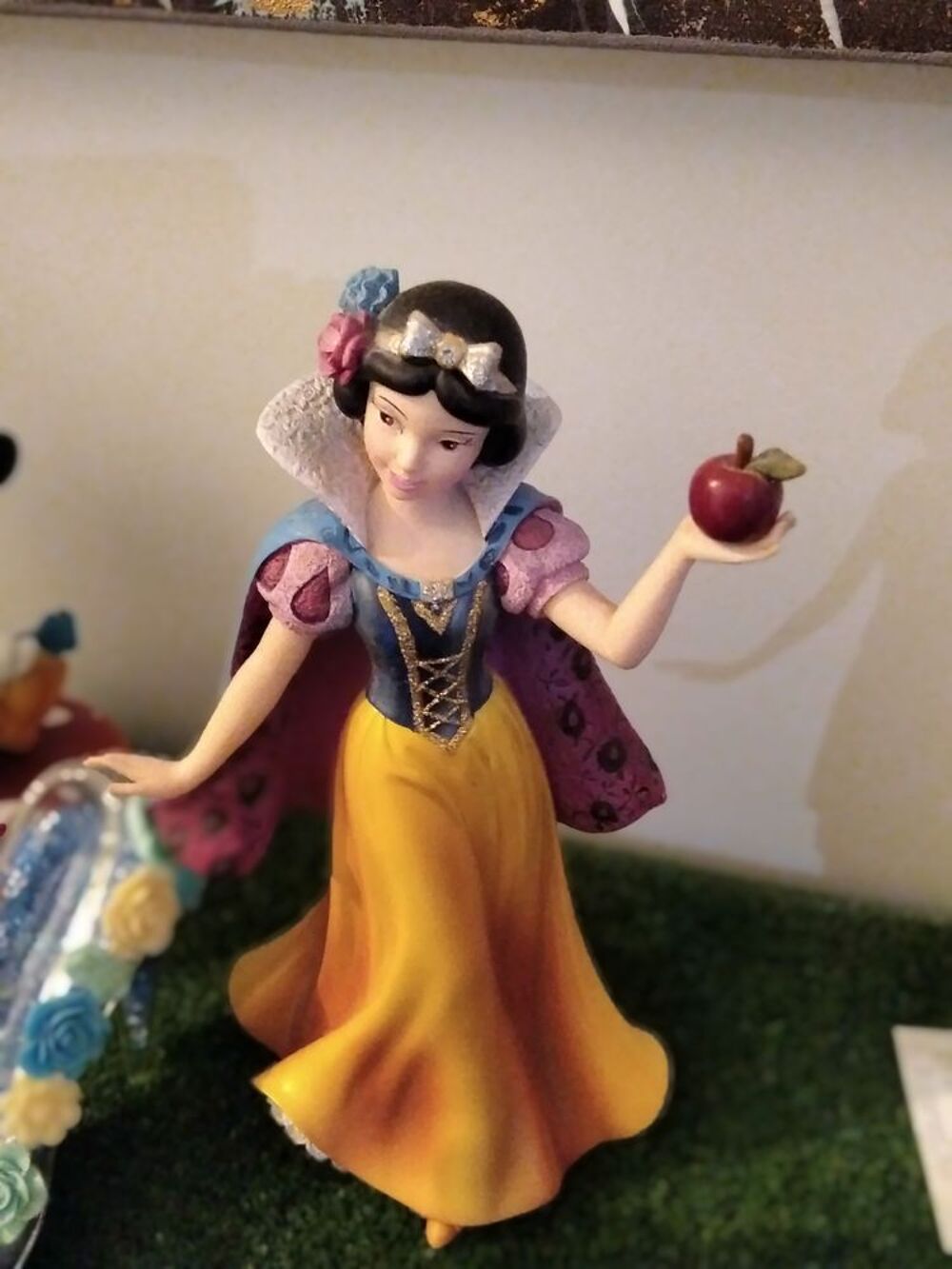 Magnifique figurine haute couture Blanche-Neige 