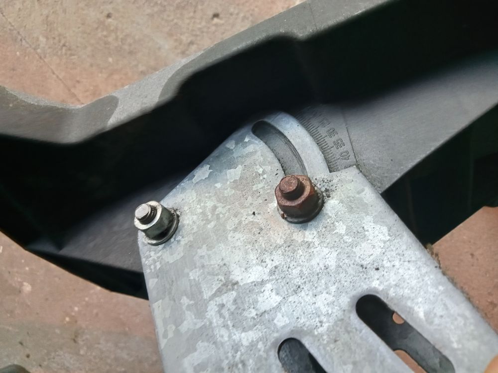 Fixation pour antenne parabolique Bricolage