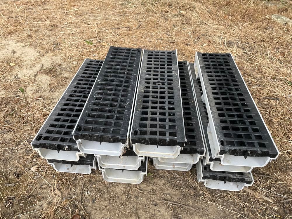 caniveaux plus grilles pvc noires Nicoll Bricolage