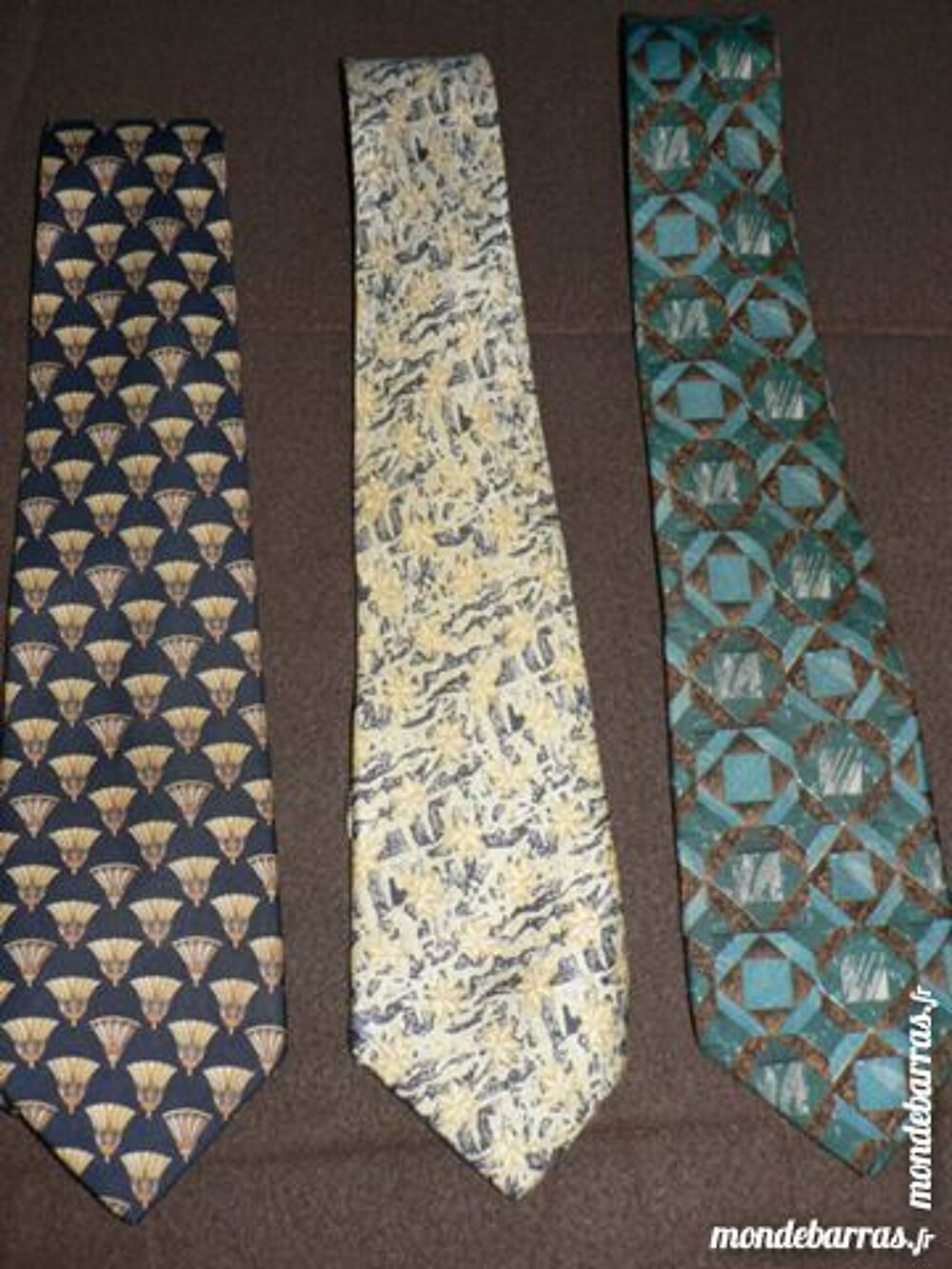 Cravates en soie CERRUTI 1881 et P BALMAIN Vêtements