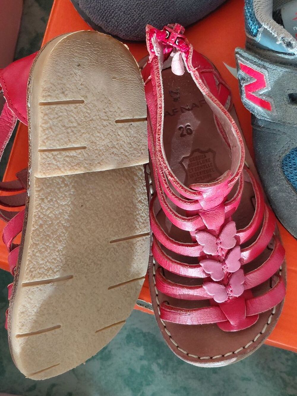 Differentes chaussures , femles- enfants et hommes. Chaussures