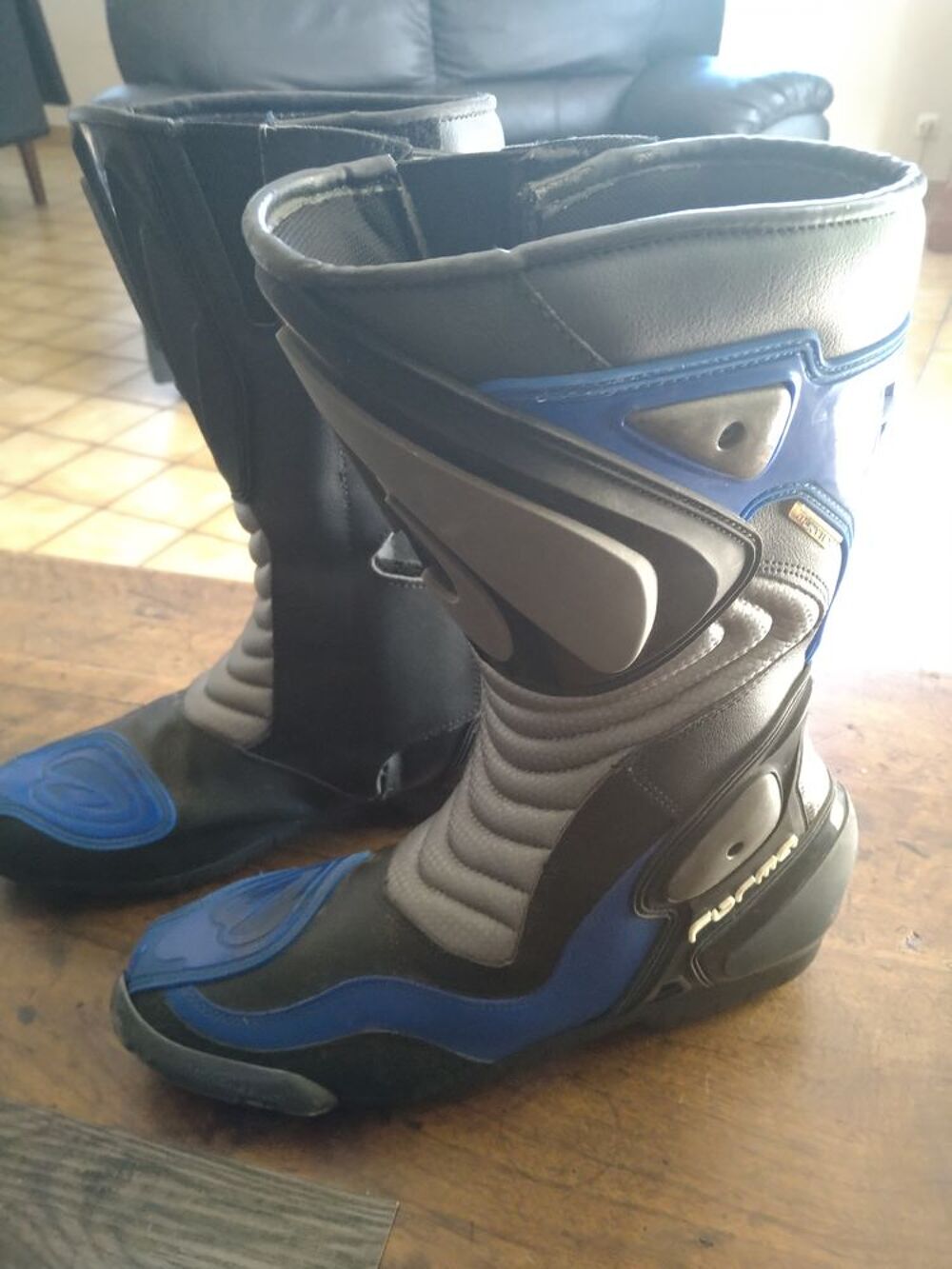 Bottes moto taille 46 pour pied (44/45) tr&egrave;s bon &eacute;tat Chaussures