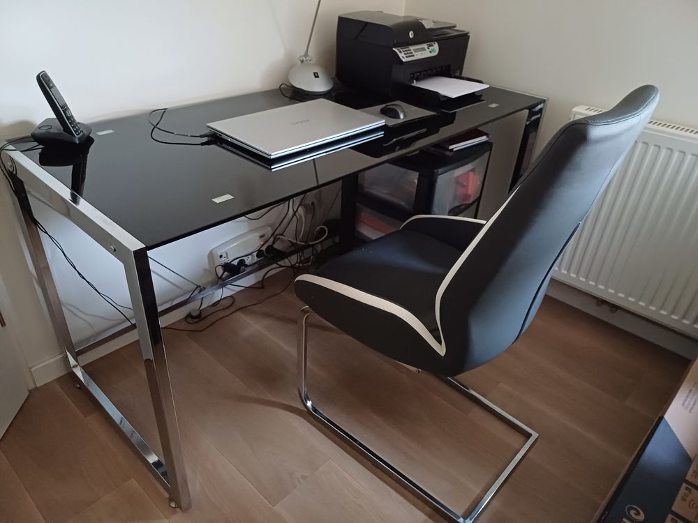 BUREAU AVEC PIEDS EN METAL ET PLATEAU EN VERRE FUME NOIR
Meubles