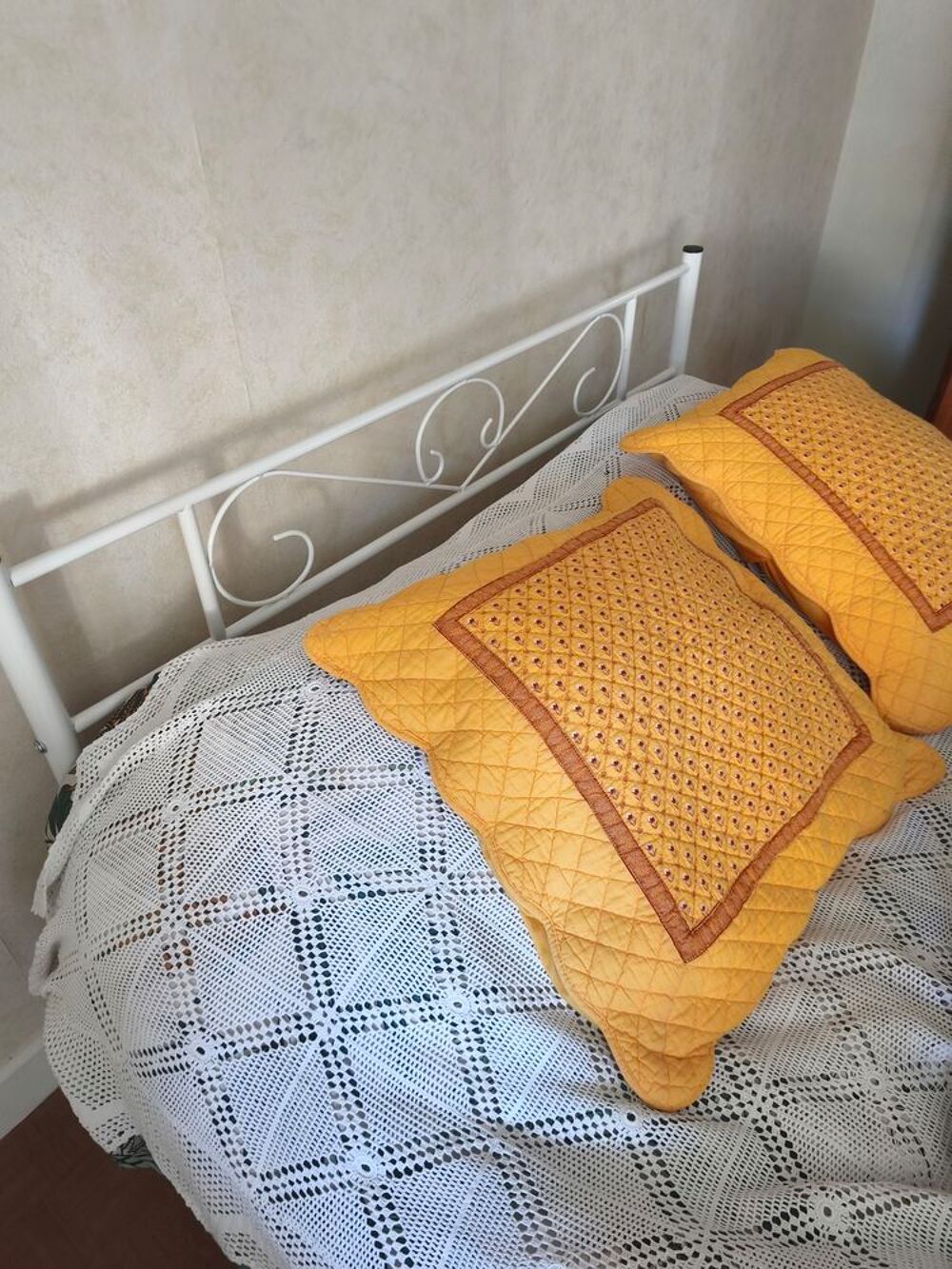 Lit en fer blanc neuf et matelas Meubles