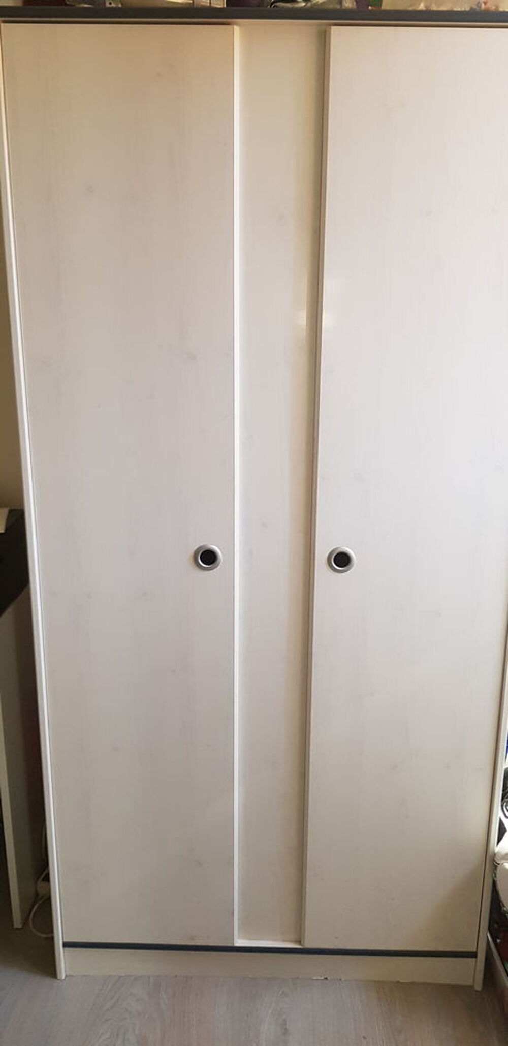 Armoire avec penderie 
90 cm L 50 cm l .
Meubles